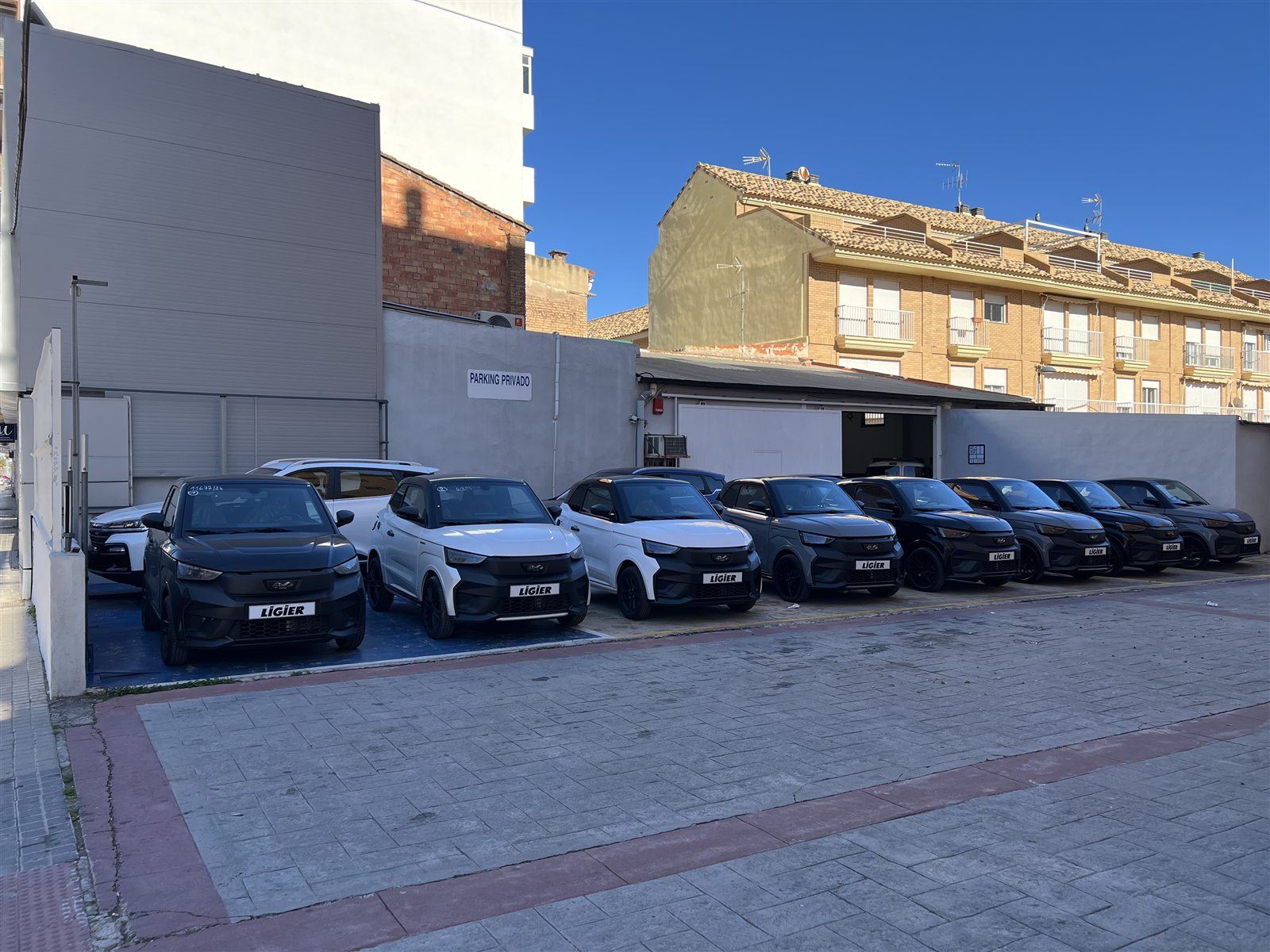 Fila de LIGIER JS50 nuevos en el patio de Turia Auto Garage, en Puzol