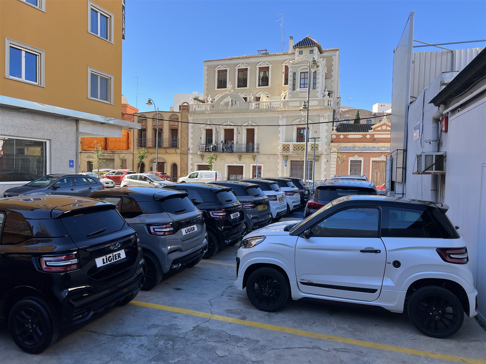 Patio de Turia Auto Garage con coches aparcados, en Puzol