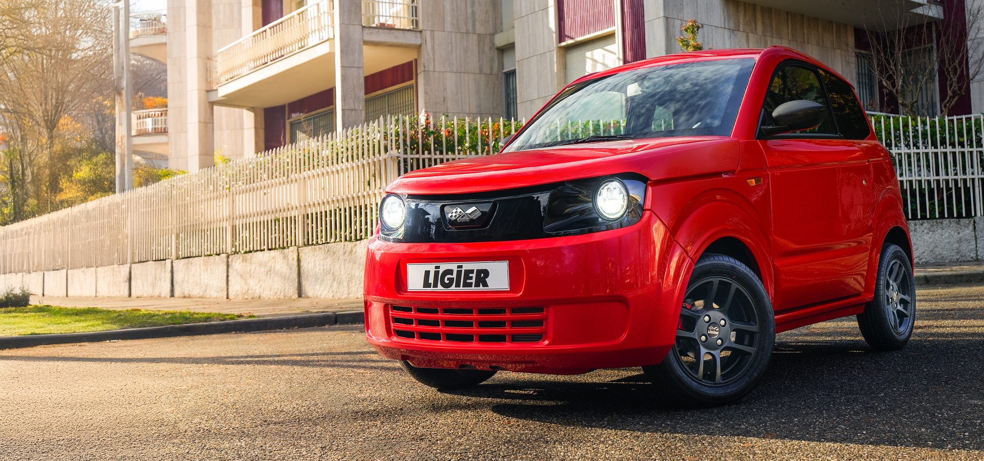 LIGIER Myli rojo aparcado en una calle